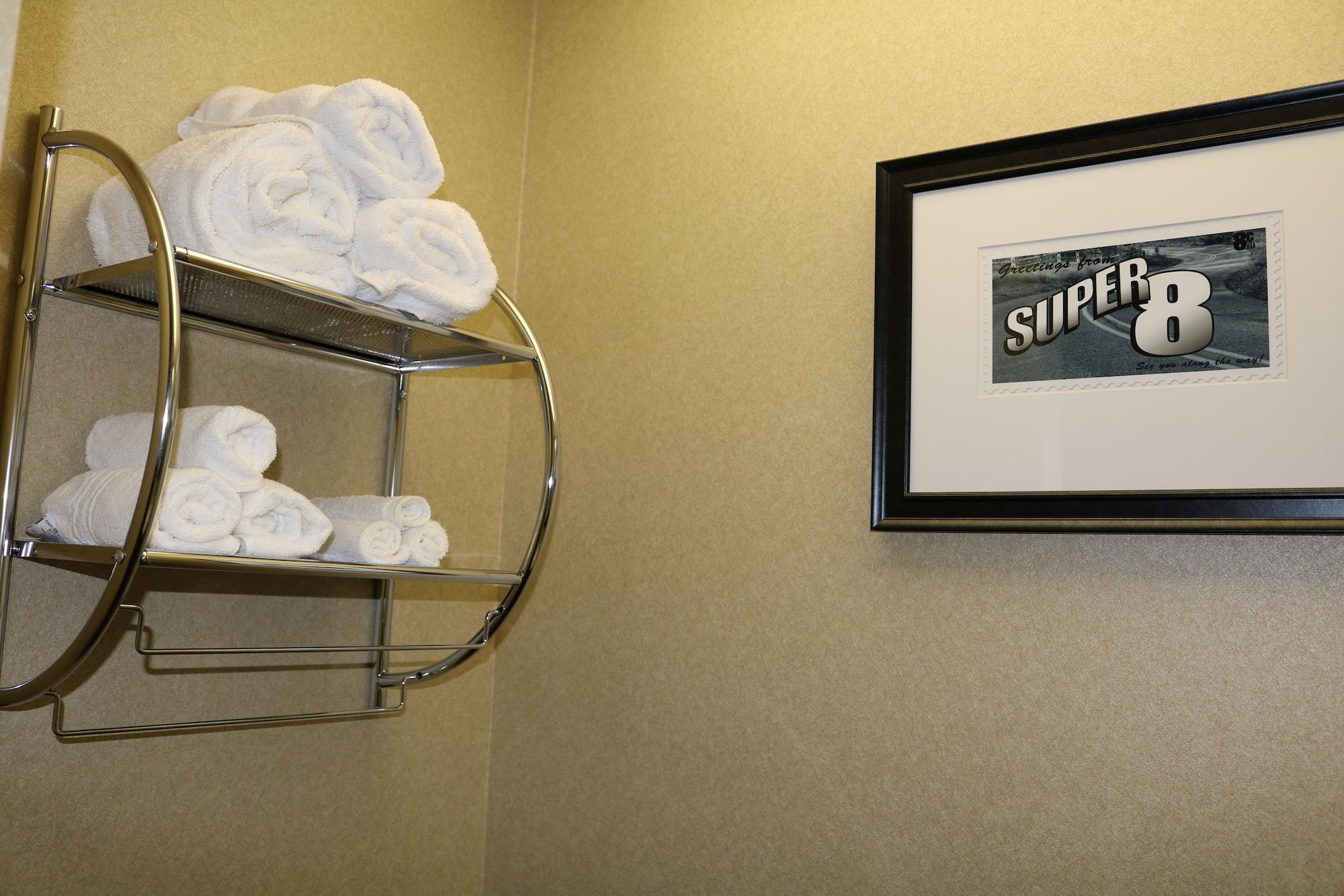 Super 8 By Wyndham Plattsburgh Hotel Exterior photo