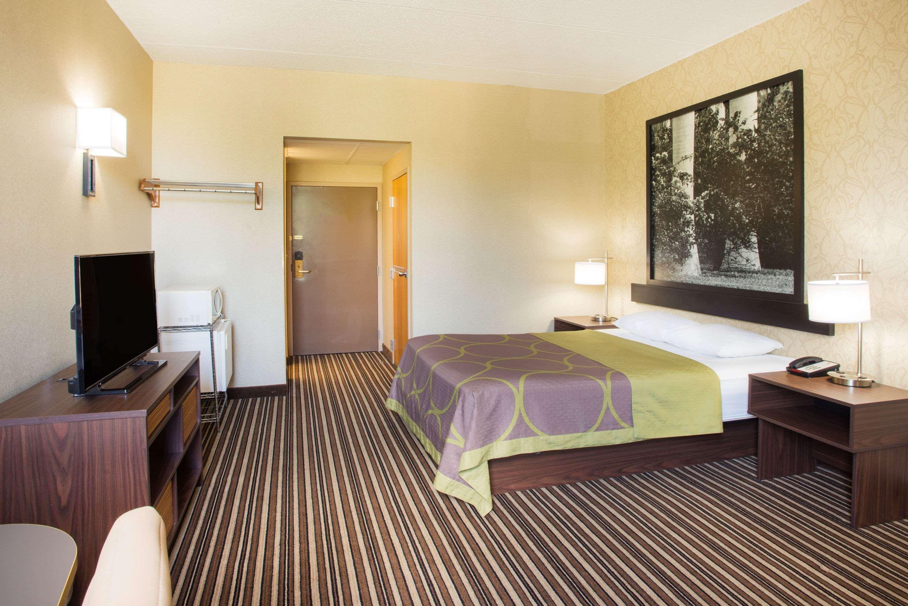 Super 8 By Wyndham Plattsburgh Hotel Exterior photo