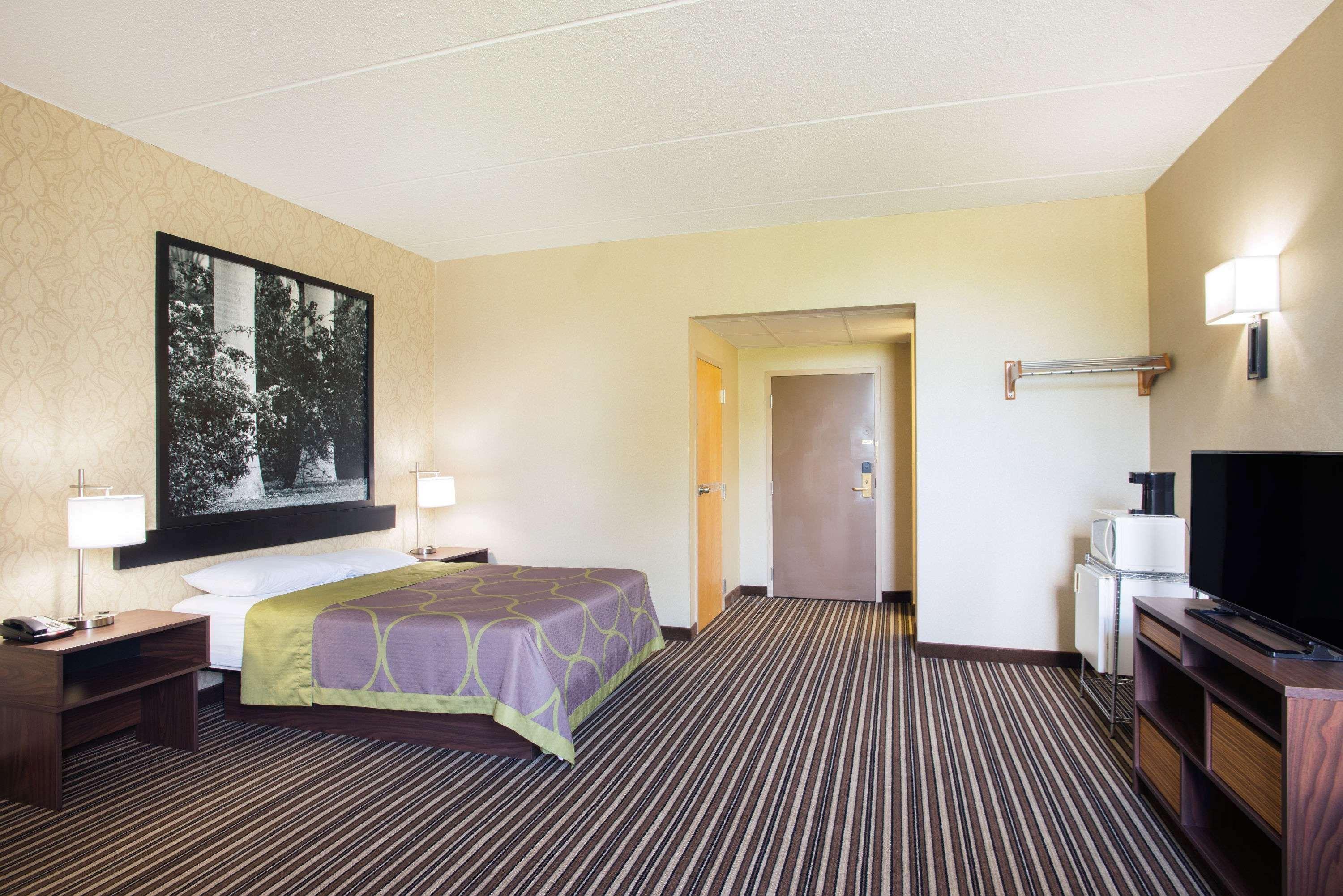 Super 8 By Wyndham Plattsburgh Hotel Exterior photo