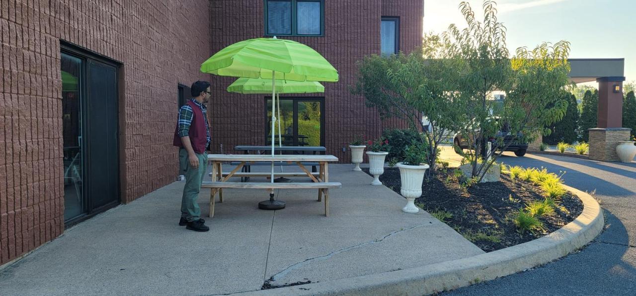 Super 8 By Wyndham Plattsburgh Hotel Exterior photo