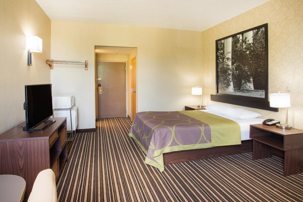 Super 8 By Wyndham Plattsburgh Hotel Exterior photo