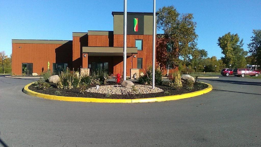 Super 8 By Wyndham Plattsburgh Hotel Exterior photo